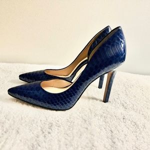 Jessica Simpson pointed heel pump sapphire snake print.